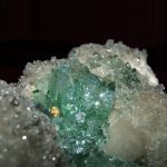 Крупные сростки ярко-зелёных прозрачных кристаллов апофиллита